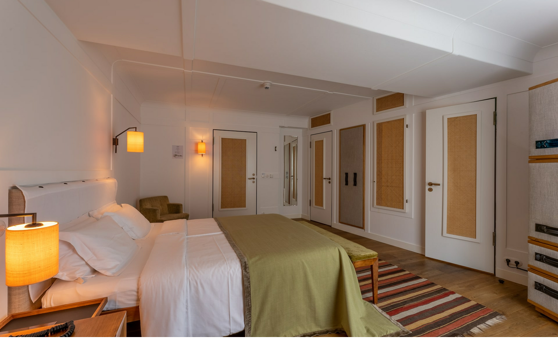 Superior room with a double bed and a wardrobe at the LOUIS Hotel Munich