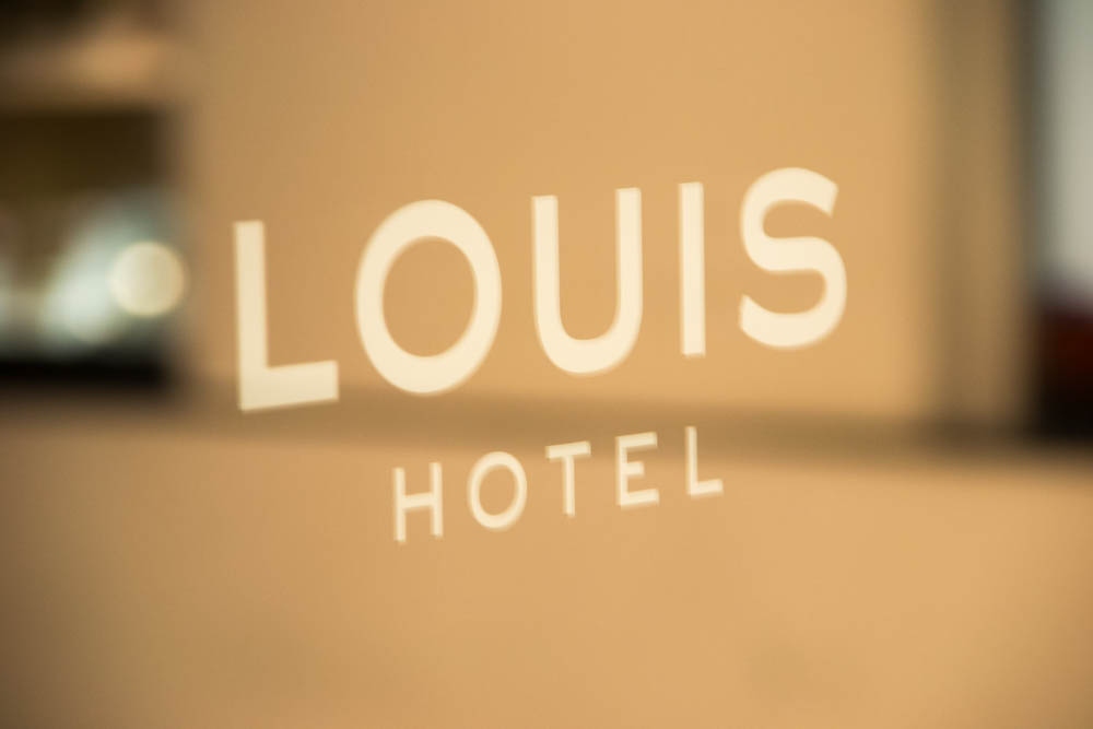 Aussenlogo an Glaswand LOUIS Hotel Muenchen