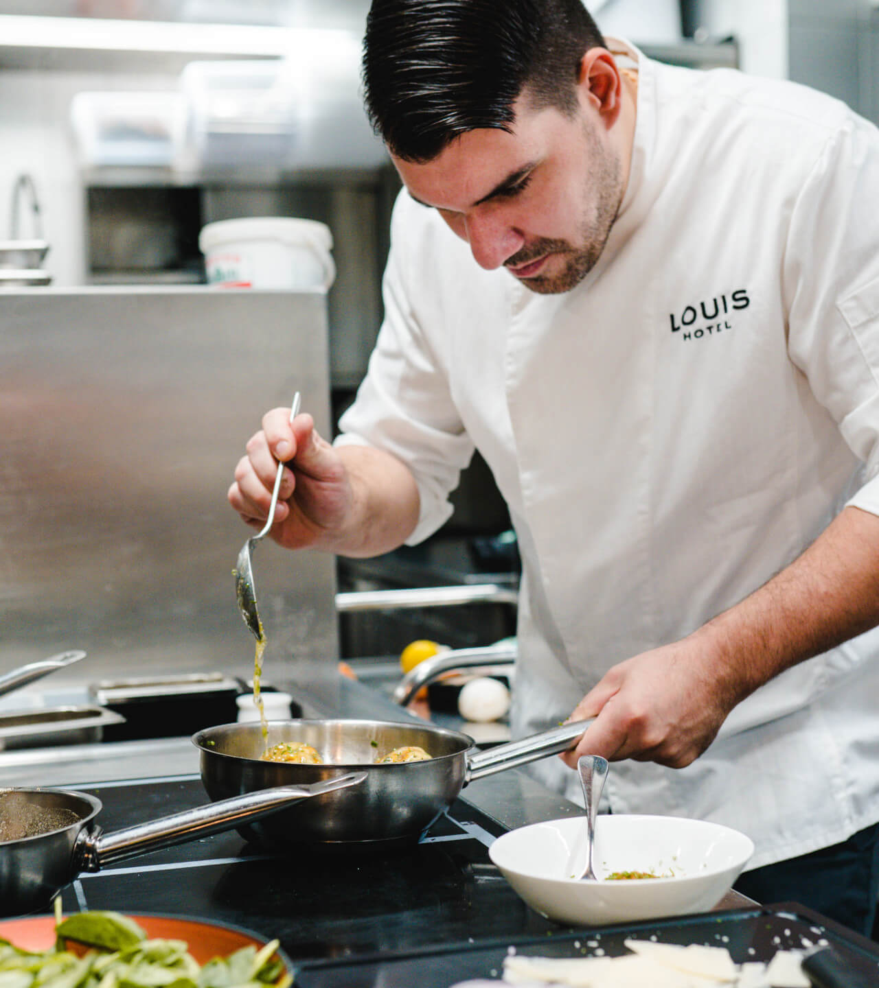 Chef prepares dishes in the LOUIS Grillroom l LOUIS Hotel Munich 