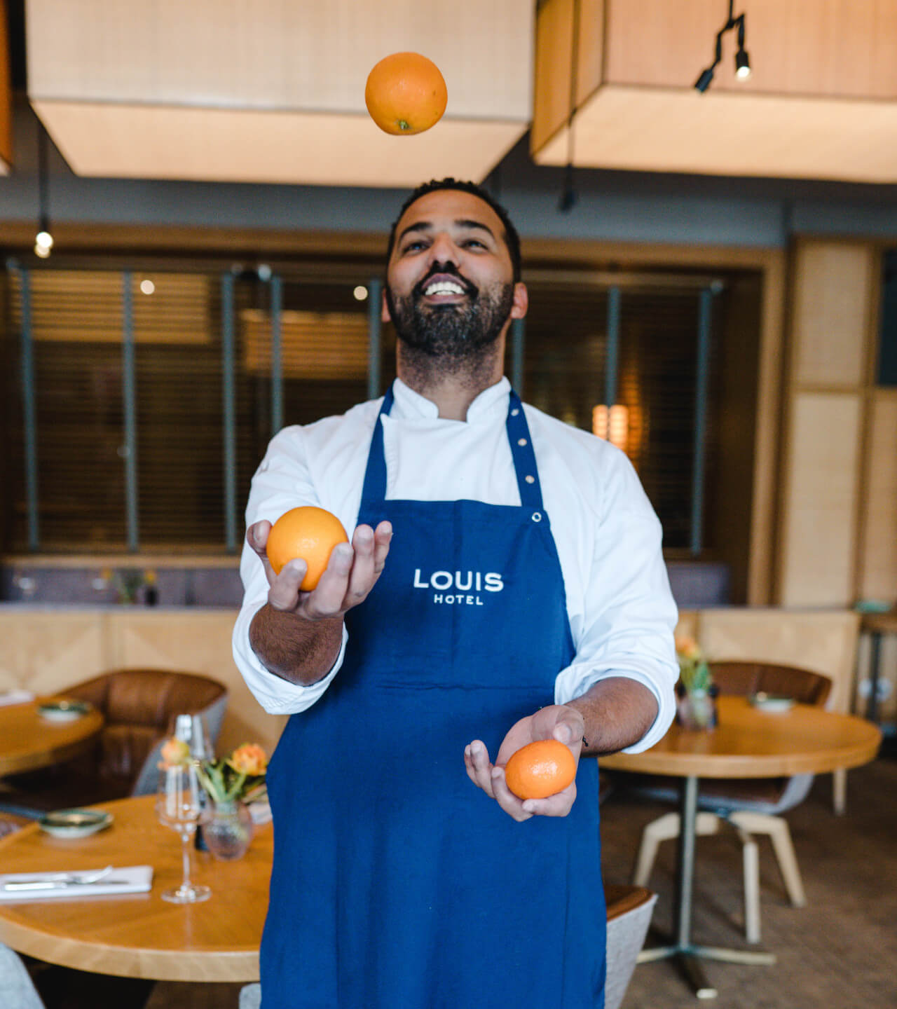 Servicepersonal mit guter Laune beim Viktualienmarkt Frühstück l LOUIS Hotel München