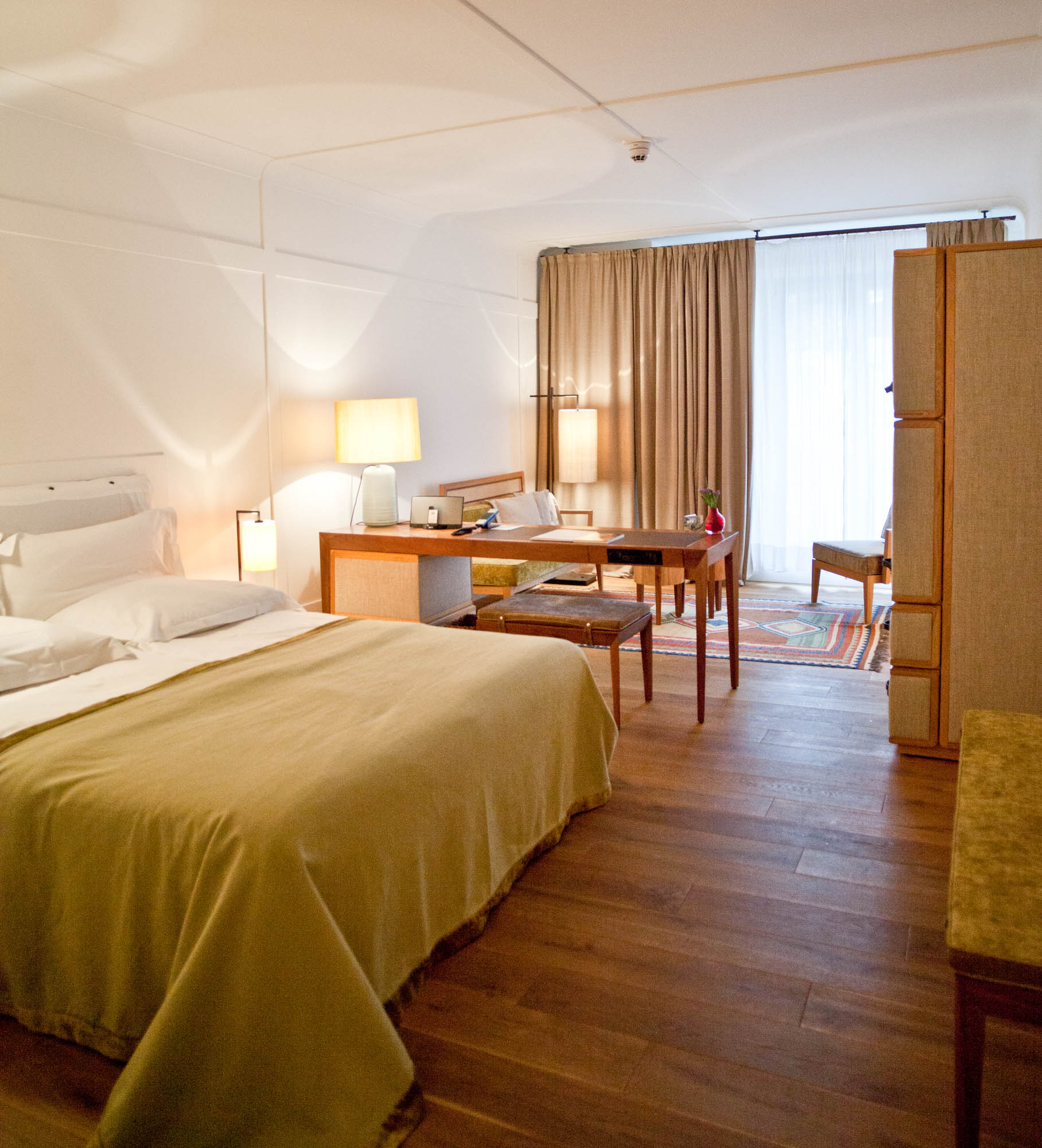Blick auf das Doppelbett im Hotelzimmer Courtyard Deluxe im Zentrum von München