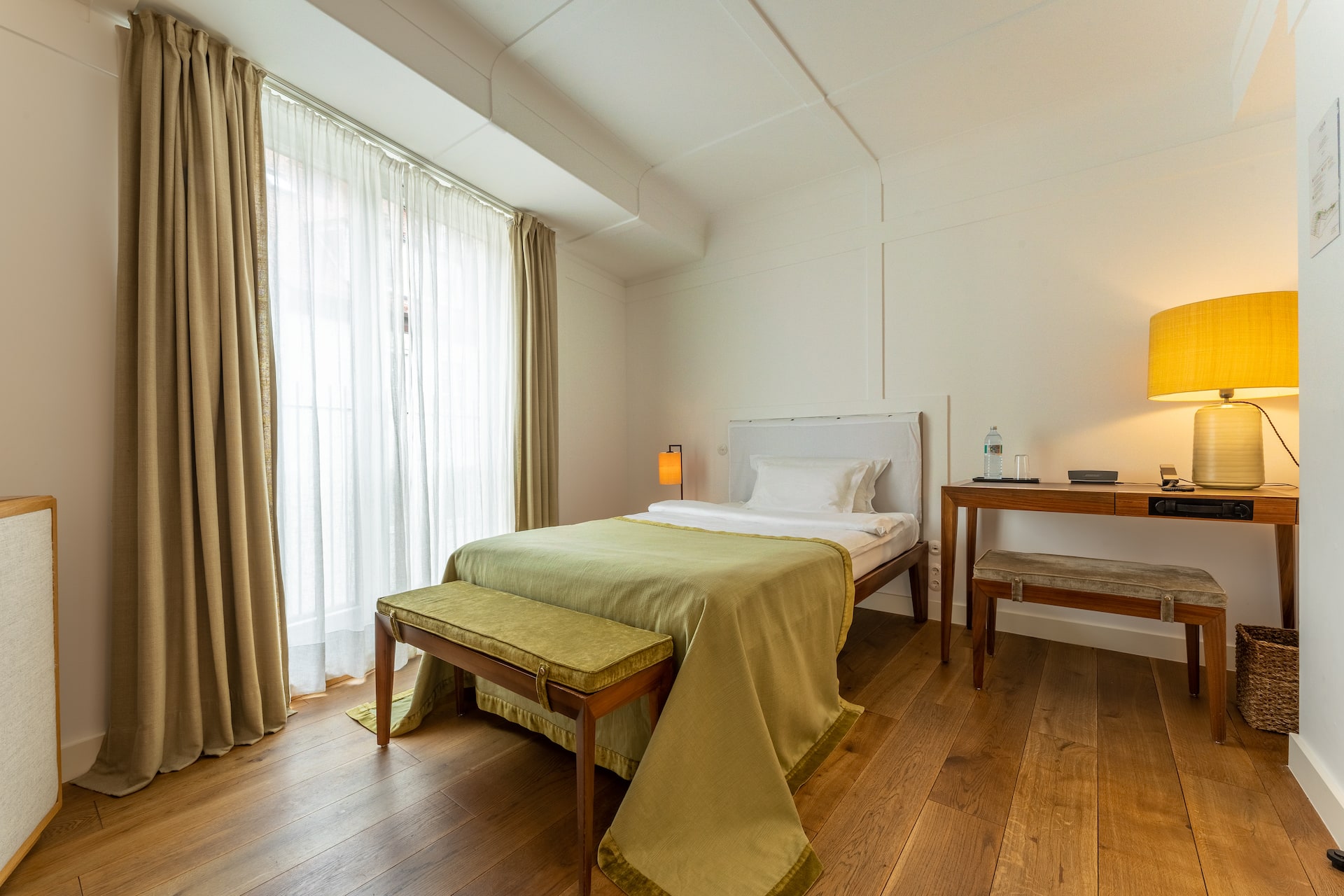 Bett im Einzelzimmer Courtyard Single im Zentrum von München im LOUIS Hotel