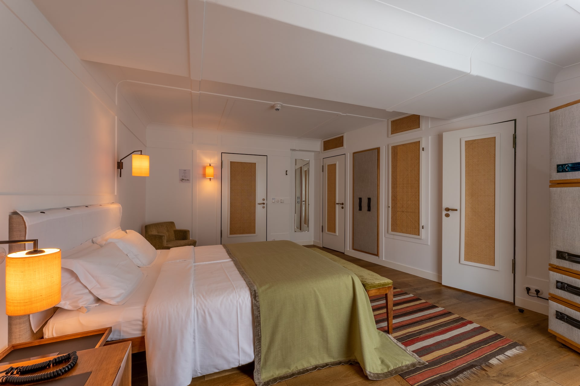 Superior Zimmer mit Doppelbett und Schränken im LOUIS Hotel Muenchen