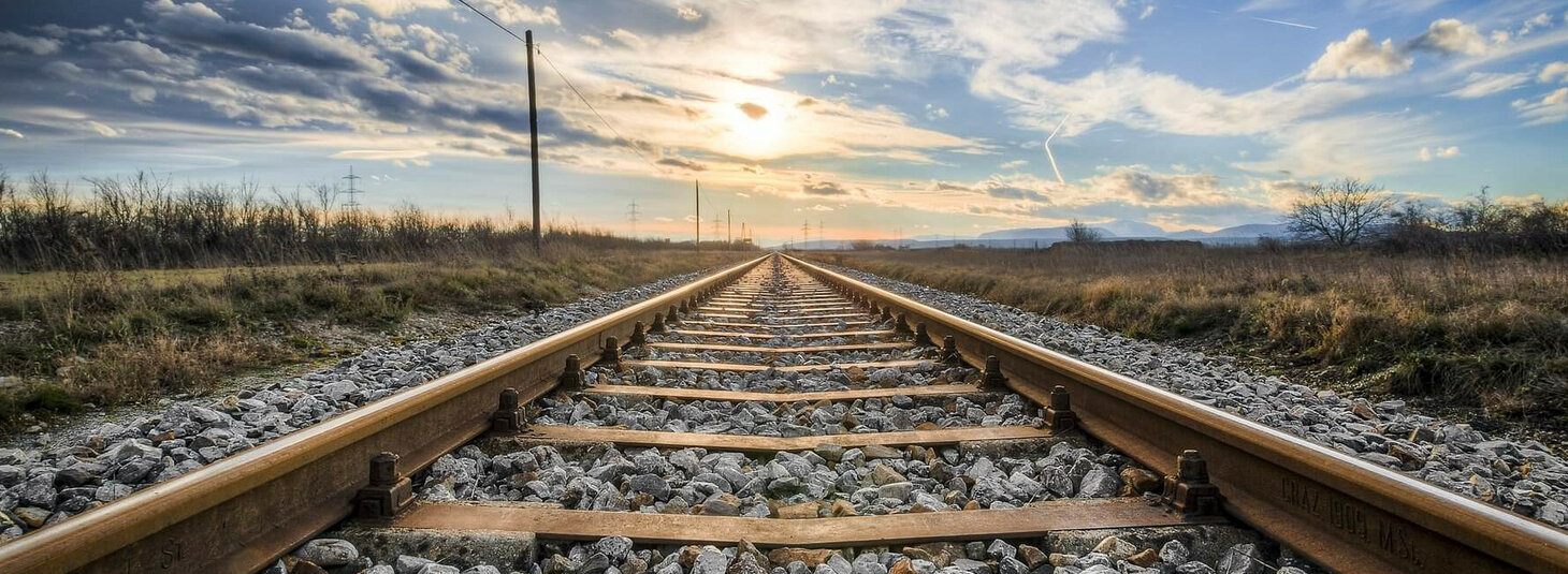 Travelling by German rail to the ATLANTIC Hotels Close-up of tracks - horizon | Deutsche Bahn event ticket - ATLANTIC Hotels