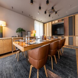 Besprechungsraum Boardroom mit großem Schreibtisch im LOUIS Hotel in München zu mieten