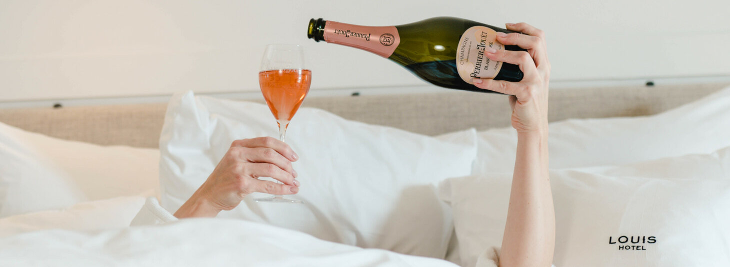 Kuscheliges Bett und eine Flasche Champagner im The LOUIS Hotel in München | Angebot Wochenende - Weekend rate
