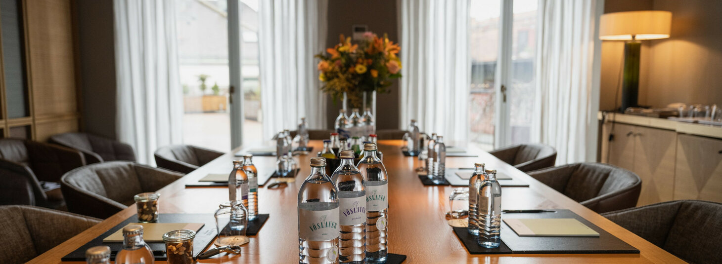 Meeting room with drink and a view of the Viktualienmarket