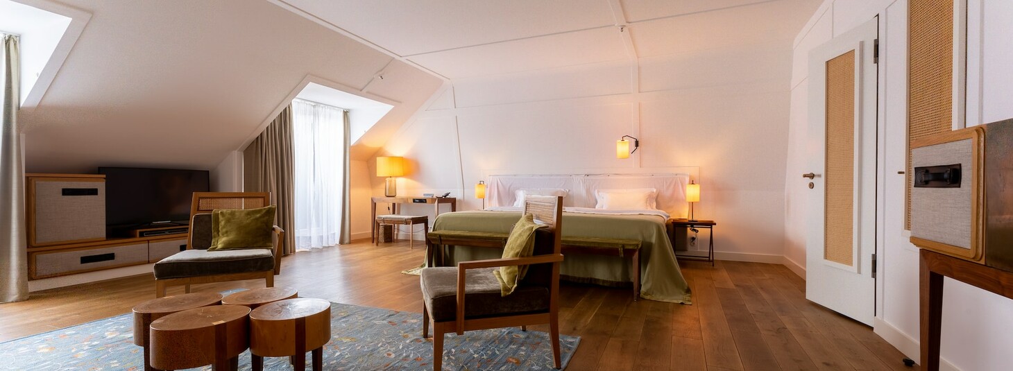 Sitzecke mit Sofa und Sesseln in der Suite im LOUIS Hotel Muenchen