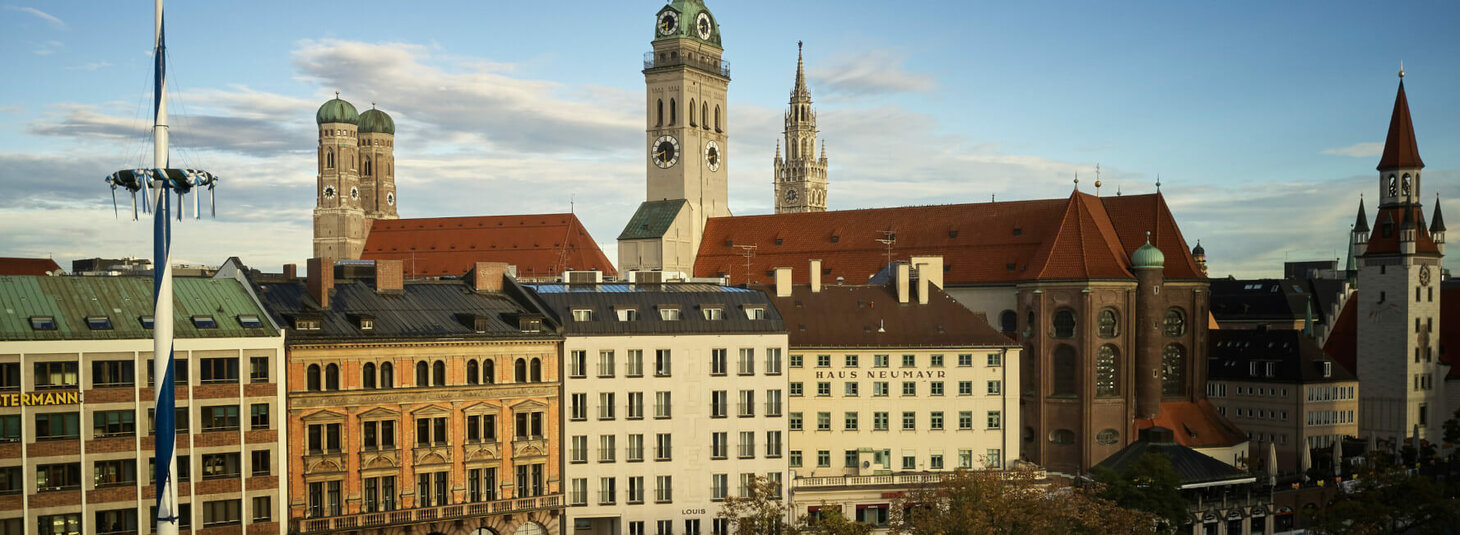 Blick über den Viktualienmarkt zum LOUIS Hotel München