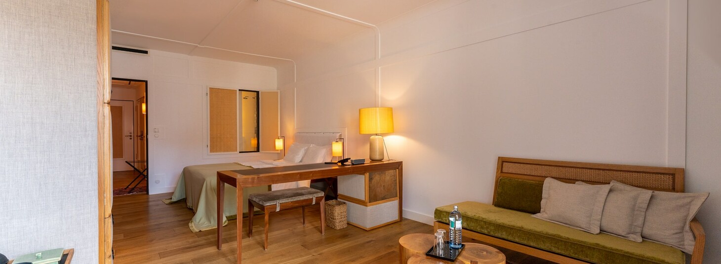 Blick auf den Wohnbereich im Hotelzimmer im Zentrum von München Courtyard Deluxe im LOUIS Hotel
