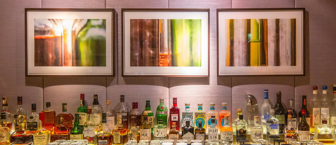 Gläser und Flaschen der Sparking Bar im The LOUIS Hotel München am Viktualienmarkt