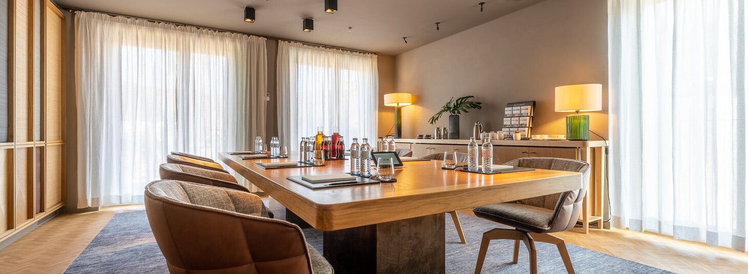 Besprechungsraum Boardroom im LOUIS Hotel in München für 10 Personen zu mieten