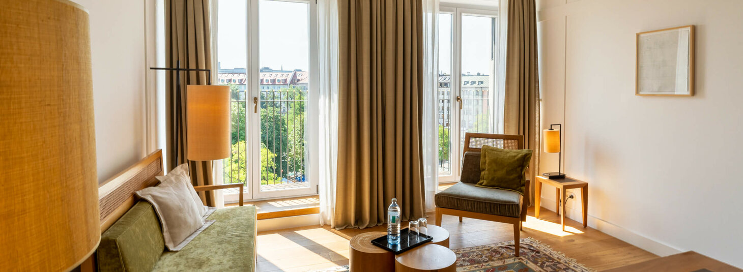 LOUIS Hotel München | Zimmer Market View Deluxe Zimmer mit herrlichem Viktualienmarkt-Blick im Market View Deluxe Zimmer des LOUIS Hotel München