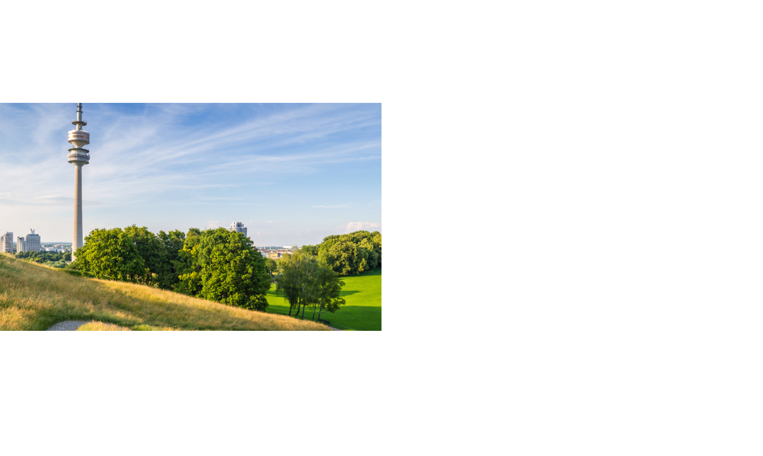 Olympiapark München mit grünem Hügel, Bäumen und dem markanten Fernsehturm bei blauem Himmel.