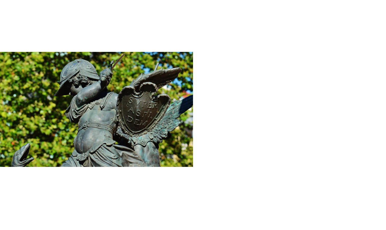 Bronzestatue eines kämpfenden Engels mit Schild und Schwert, umgeben von grünen Bäumen.