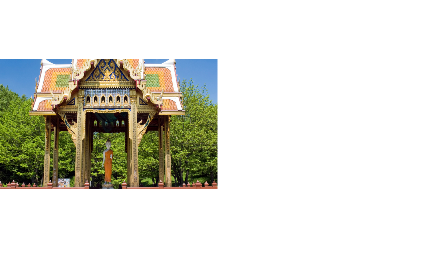 Ornate Pavillon im thailändischen Stil mit Buddha-Statue, umgeben von üppigem Grün im Freien.