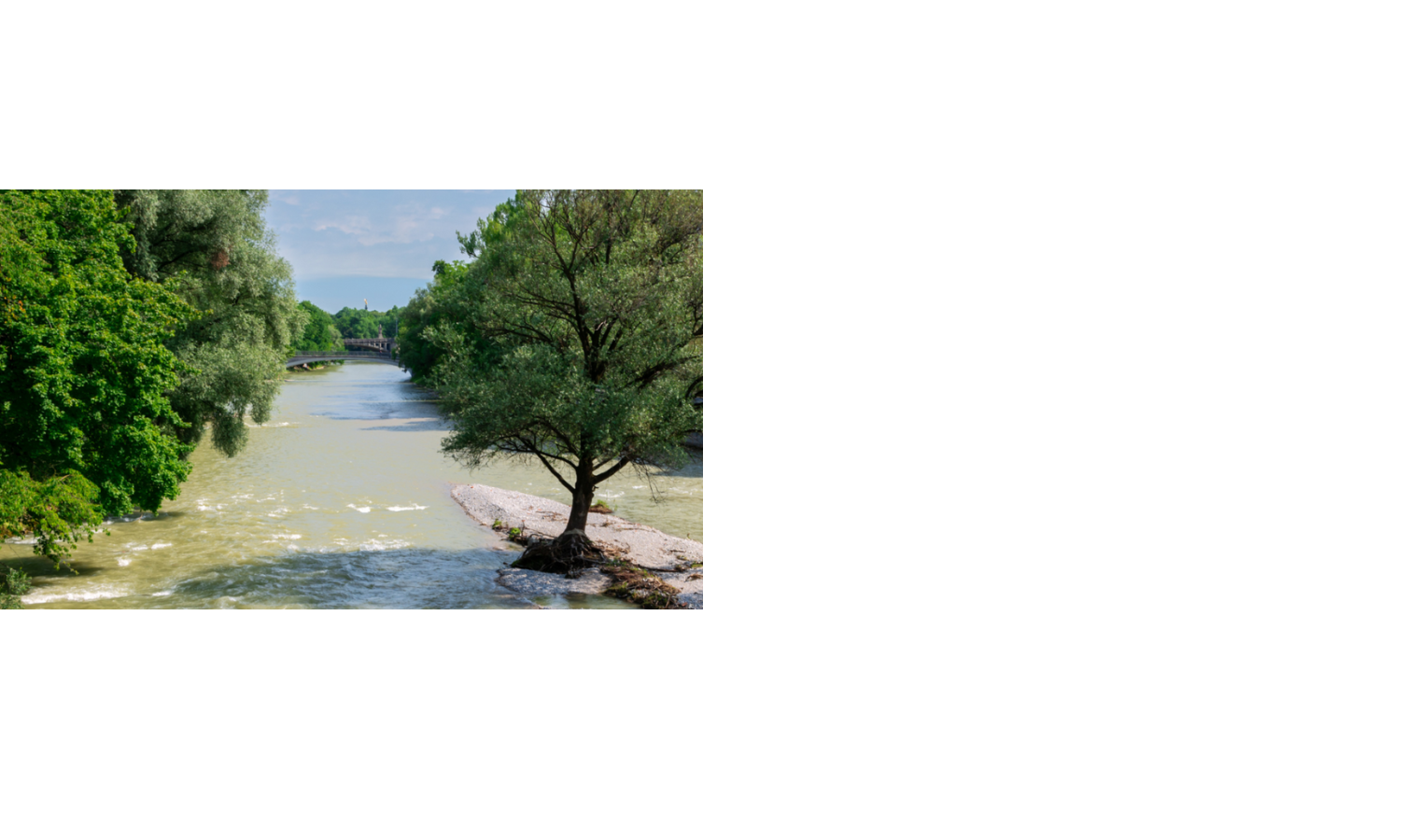 Blick auf die Isar in München mit grünen Bäumen und einer Brücke im Hintergrund, nahe dem LOUIS Hotel.