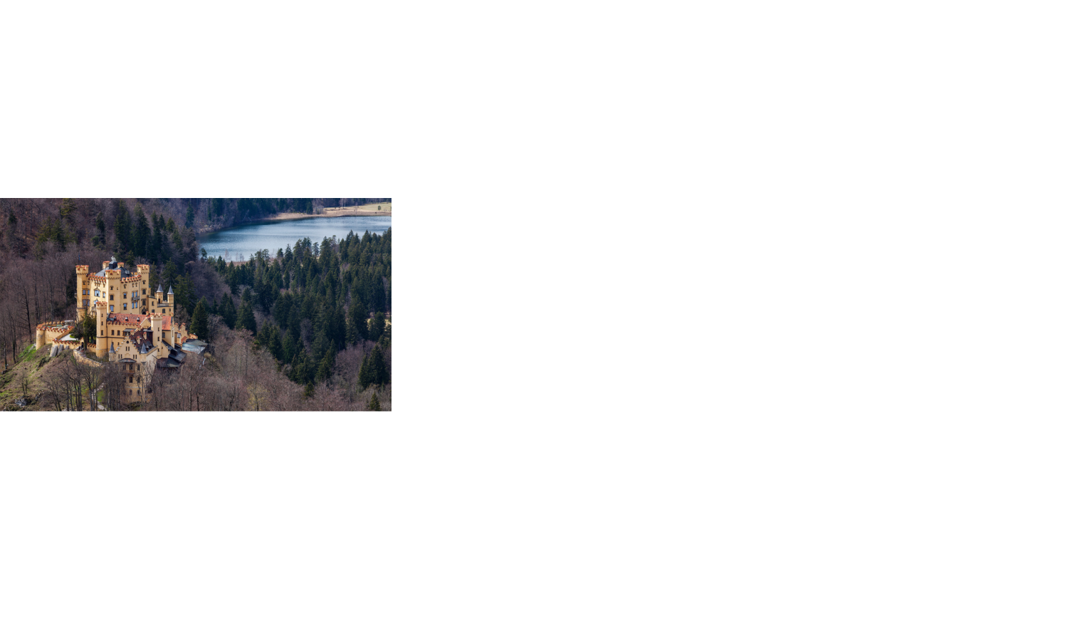 Gelbes Schloss auf einem Hügel, umgeben von Wald, mit Blick auf einen See im Hintergrund.