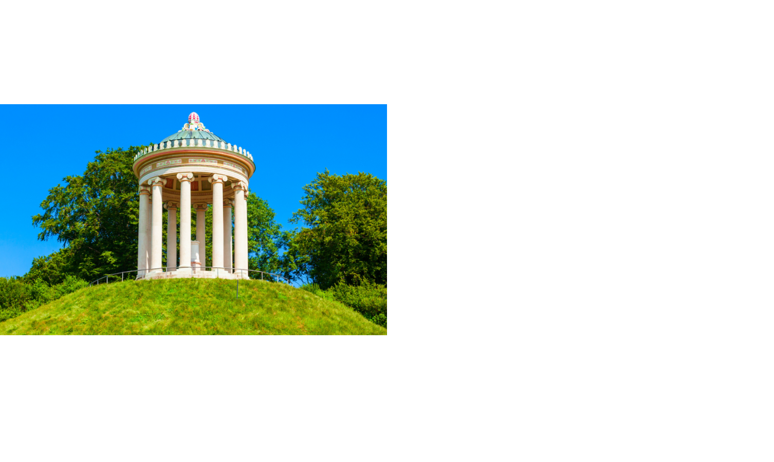 Runder Tempel mit Säulen auf grünem Hügel im Englischen Garten, blauer Himmel im Hintergrund.