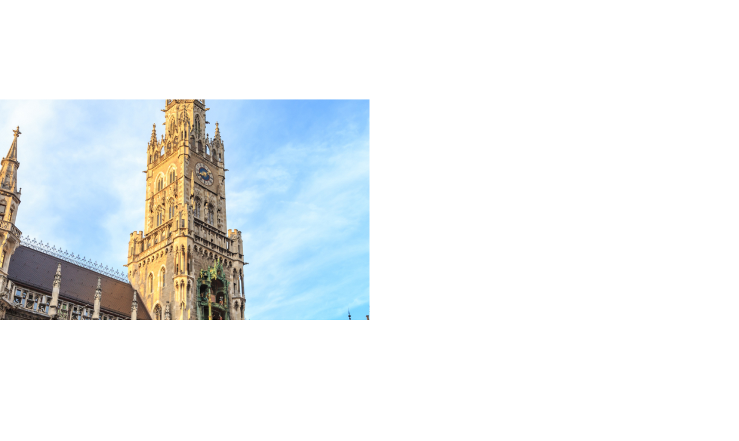 Neues Rathaus München mit Glockenspiel, sonnig beleuchtet, vor blauem Himmel.