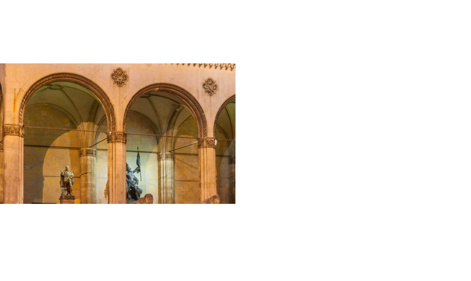 Drei beleuchtete Bögen der Feldherrnhalle in München, mit historischen Statuen darunter.