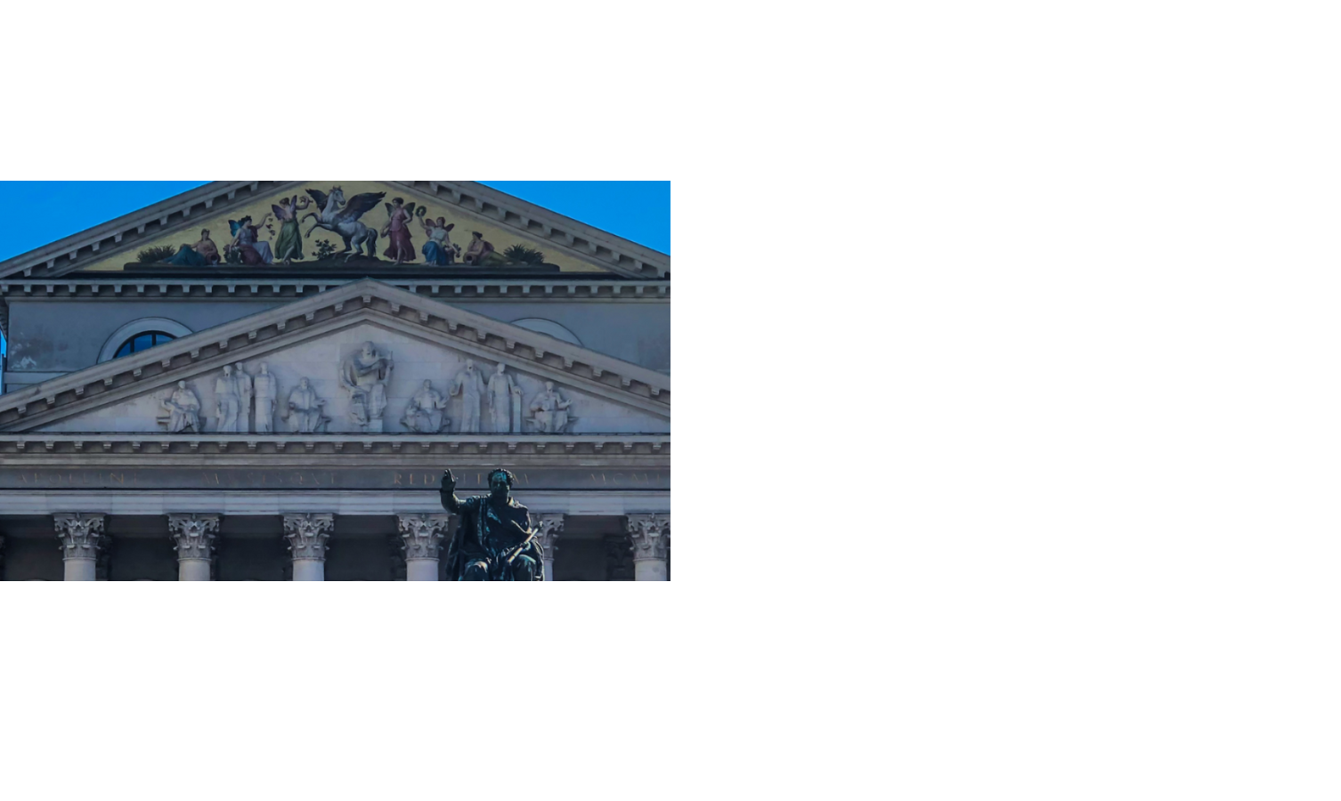 Fassade des Nationaltheaters München mit kunstvollen Reliefs und einer Statue im Vordergrund, bei blauem Himmel.