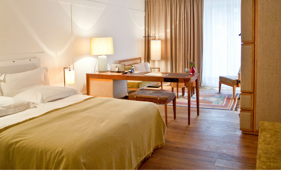 Blick auf das Doppelbett im Hotelzimmer Courtyard Deluxe im Zentrum von München