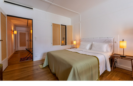 Doppelbett im Courtyard Deluxe, Hotelzimmer im Zentrum von München im LOUIS Hotel