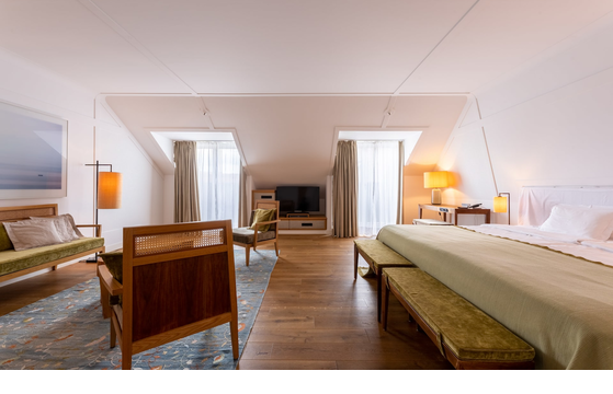 The LOUIS Suite, helle Suite in München mit Sitzecke im LOUIS Hotel