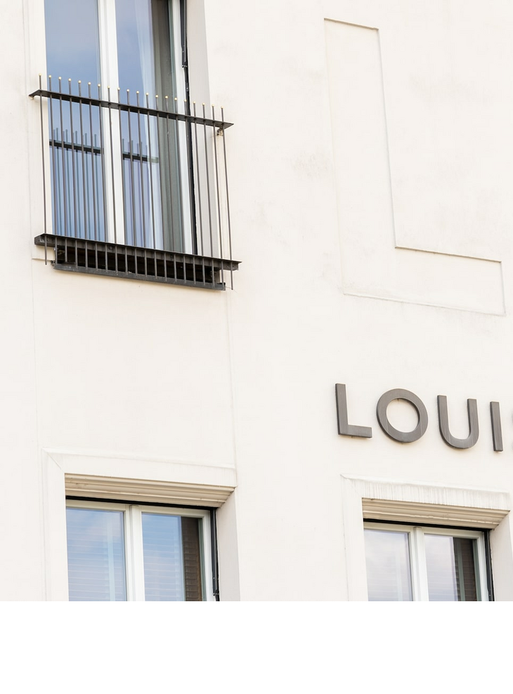 Aussenansicht LOUIS Hotel Muenchen Logo Viktualienmarkt