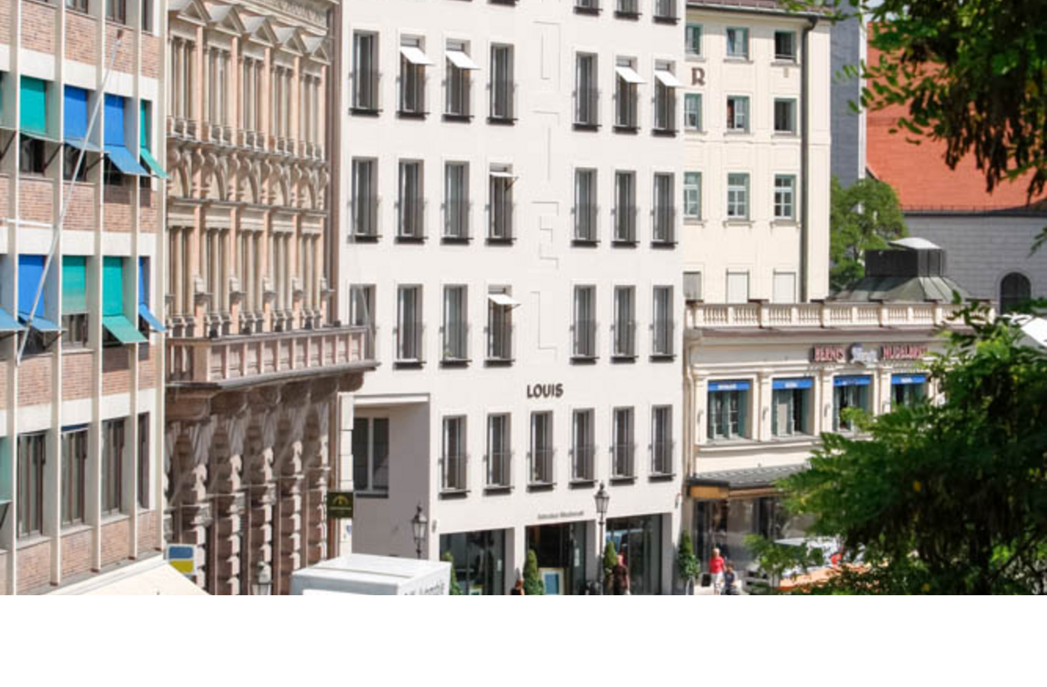 LOUIS Hotel in München, modernes Gebäude in urbaner Umgebung, mit Marktständen und Kirchturm im Hintergrund.