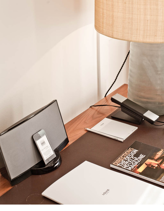 Desk with music box in the room UIS Hotel Munich