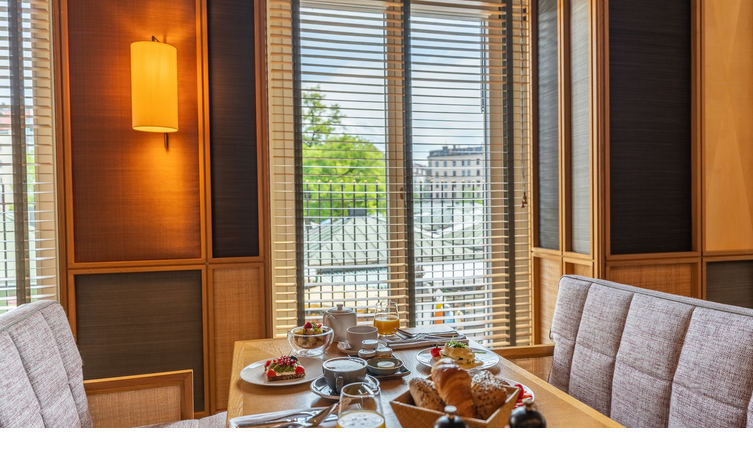 Frühstück für vier Personen und Fenster mit Blick auf Viktualienmarkt im LOUIS Hotel in München