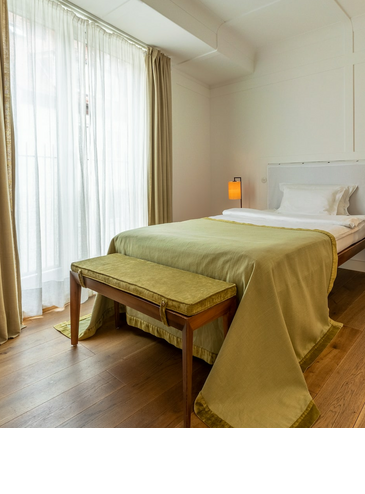 Bett im Einzelzimmer Courtyard Single im Zentrum von München im LOUIS Hotel