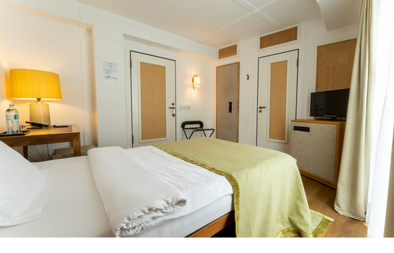 bed in courtyard single louis hotelroom munich