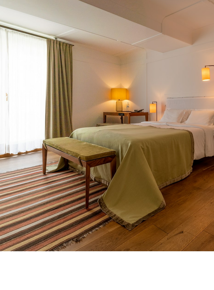 Superior Zimmer mit Doppelbett und Sessel im LOUIS Hotel Muenchen