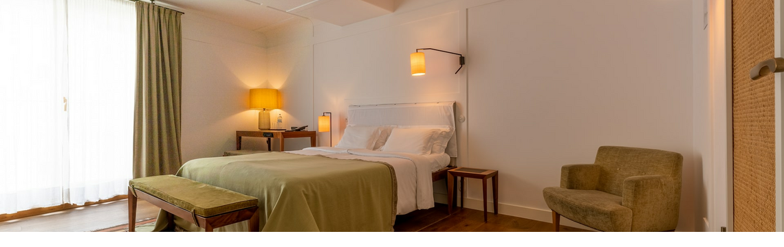 Superior Zimmer mit Doppelbett und Sessel im LOUIS Hotel Muenchen