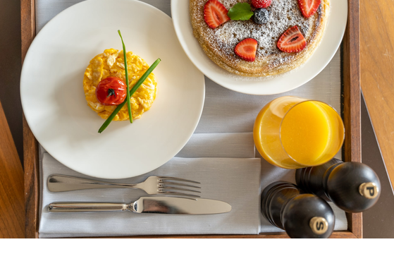 Service: Leckeres Frühstück auf dem Hotelzimmer serviert im LOUIS Hotel in München