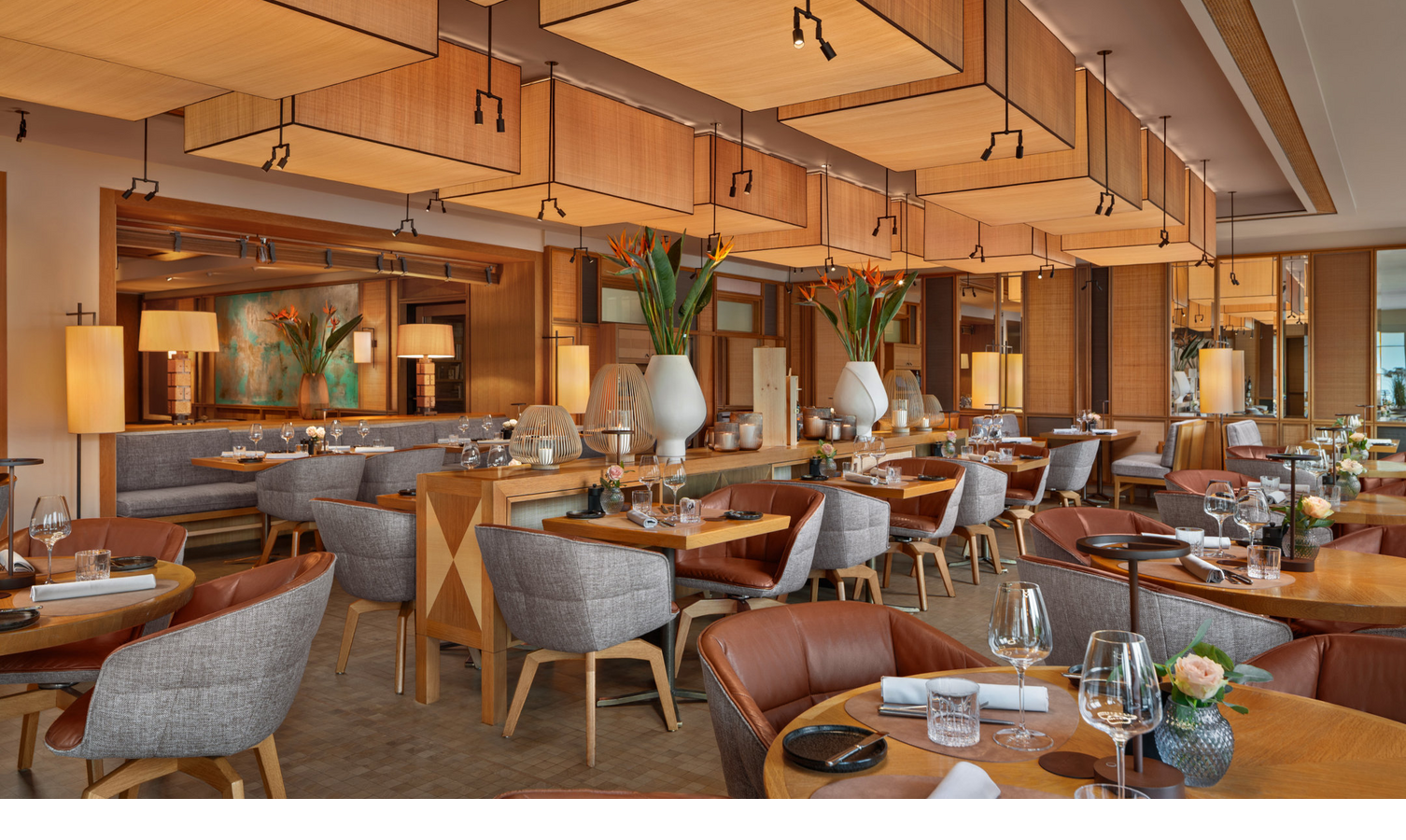 The LOUIS Grillroom at the Viktualienmarkt in Munich Elegant restaurant in the LOUIS Hotel Munich with stylish wooden tables, cozy armchairs and a warm lighting ambience.