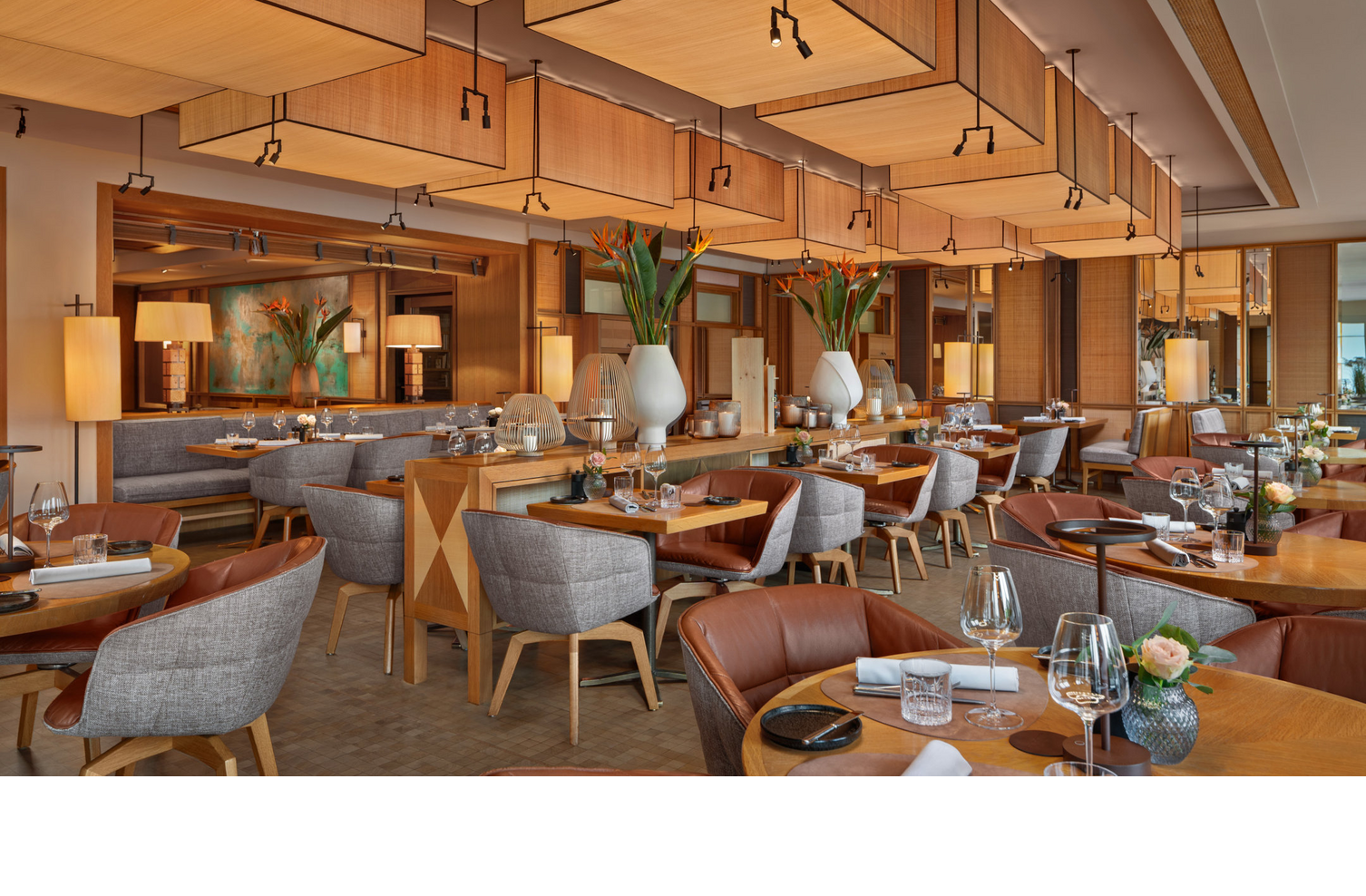 The LOUIS Grillroom at the Viktualienmarkt in Munich Elegant restaurant in the LOUIS Hotel Munich with stylish wooden tables, cozy armchairs and a warm lighting ambience.