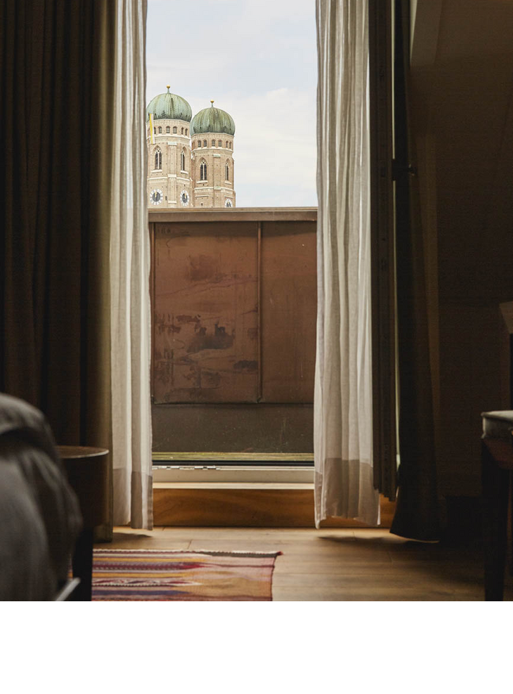 Hotelzimmer mit Blick auf die Frauenkirche im LOUIS Hotel in München