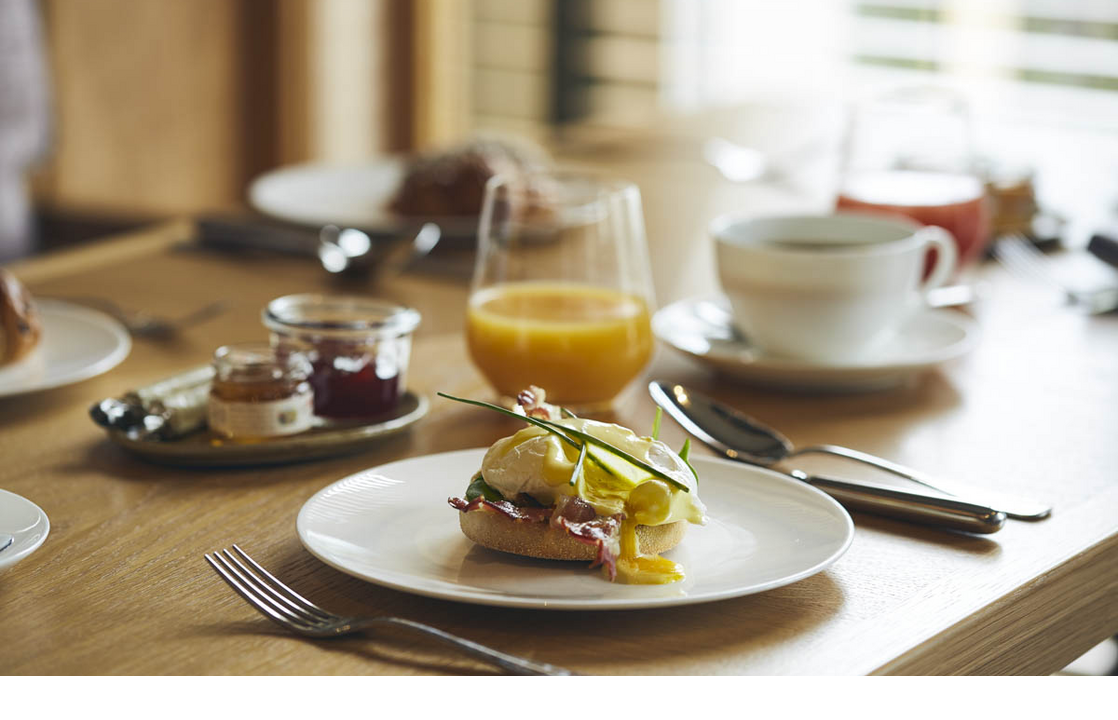 Ei Benedikt Frühstück mit Blick auf Viktualienmarkt im LOUIS Hotel in München