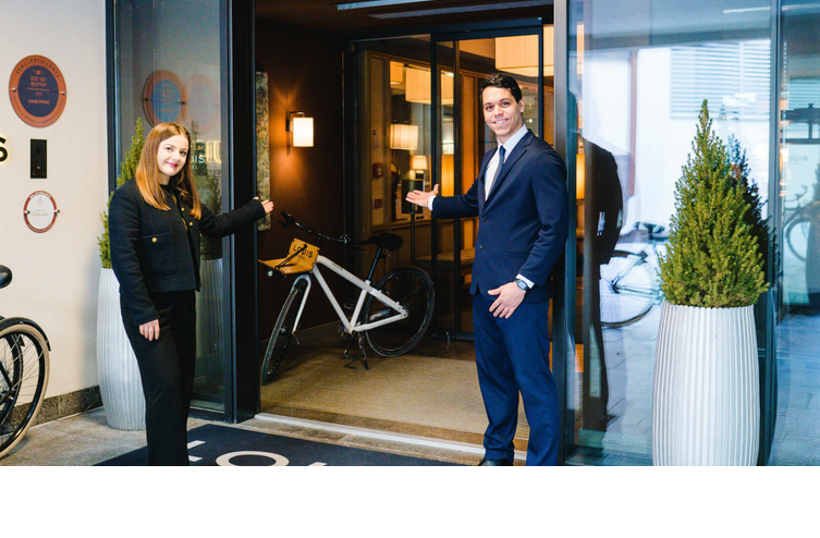 A warm welcome in front of the entrance to the LOUIS Hotel Munich