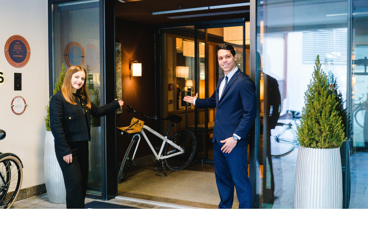 Herzliche Begrüßung vor dem Eingang des LOUIS Hotel München