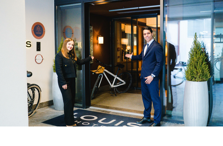 A warm welcome in front of the entrance to the LOUIS Hotel Munich