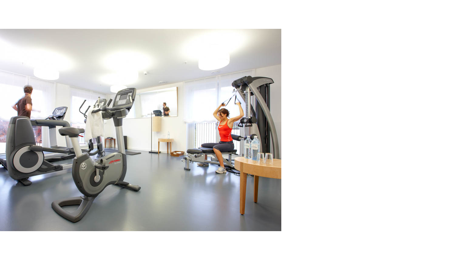 Trainingsgeräte in einem Fitnessraum