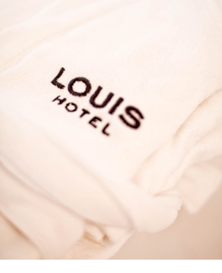 Bademantel und Handtücher im Zimmer im LOUIS Hotel in München