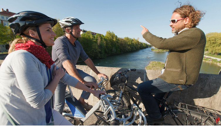 3 Freunde mit Fahrrädern