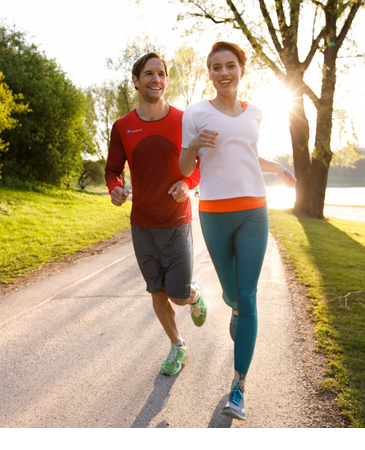 Zwei Jogger im Olympiapark