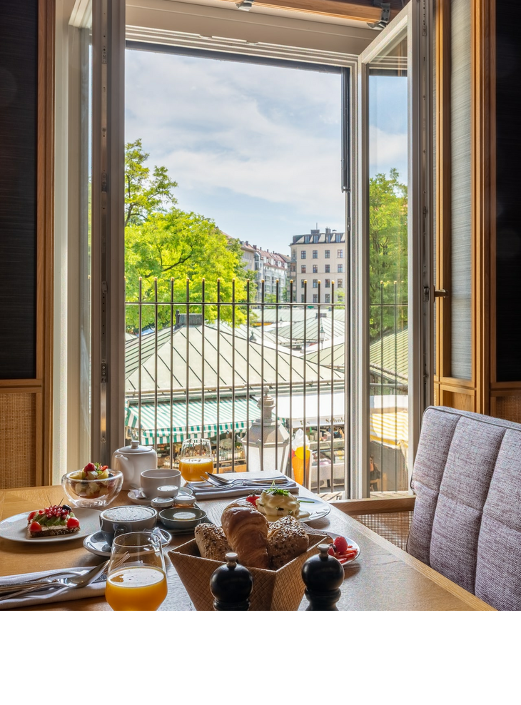 Kaffee und Fruehstueck mit Blick auf Viktualienmarkt im LOUIS Hotel Muenchen